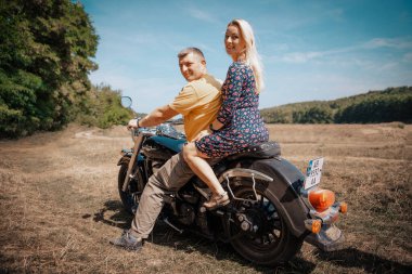 Motosikletli bir çift genç..