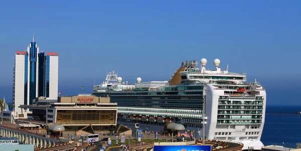 Groot cruiseschip in de haven — Stockfoto