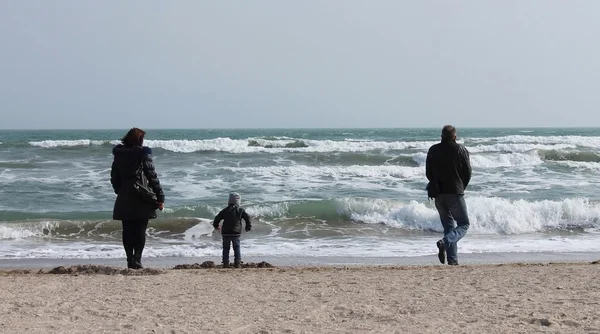 Family looking at the stormy sea — Stock Photo, Image