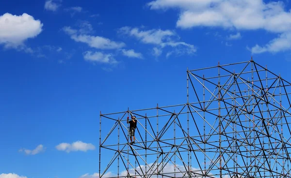 L'installateur recueille les constructions métalliques Images De Stock Libres De Droits