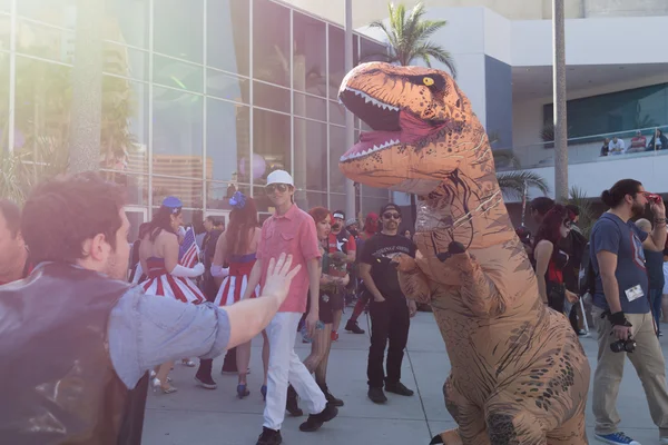 Participant avec costume de dinosaure — Photo