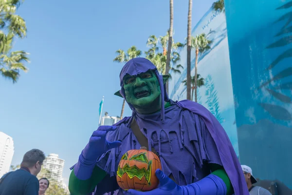 Participante com traje de bruxa durante a Long Beach Comic Expo . — Fotografia de Stock