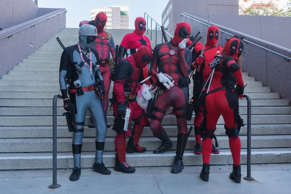 Participantes com trajes Deadpool — Fotografia de Stock