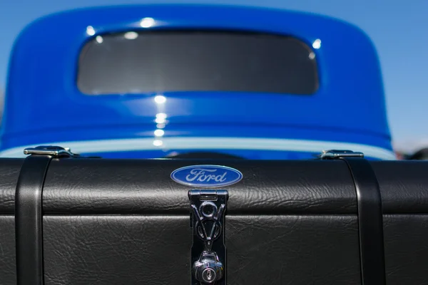 Emblema del camión Ford V8 — Foto de Stock
