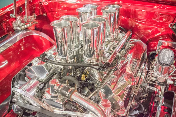 Customized muscle car engine displayed — ストック写真