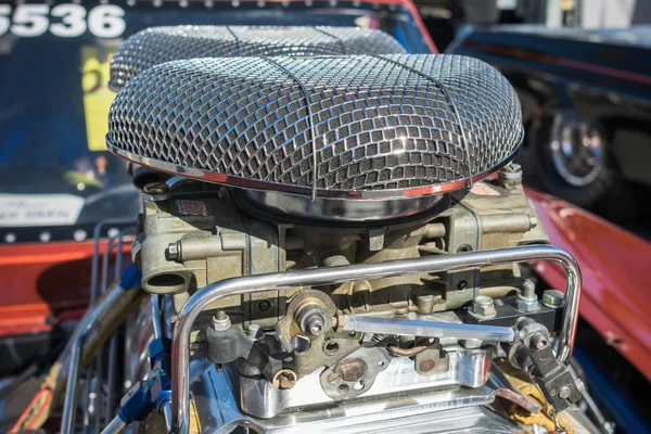 Customized muscle car engine displayed — Stockfoto