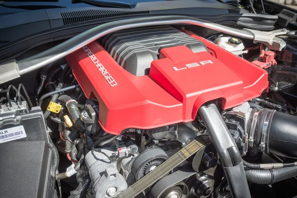 Customized muscle car engine displayed — Stock Fotó