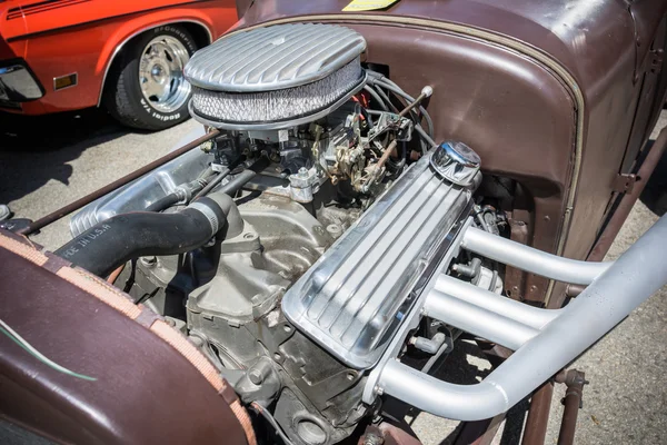 Customized muscle car engine displayed — 图库照片