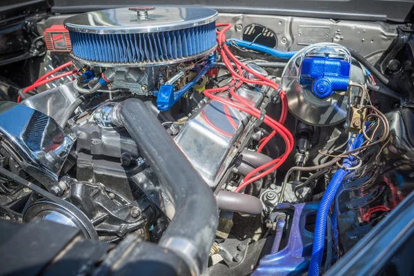 Customized muscle car engine displayed — Zdjęcie stockowe