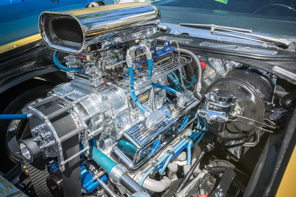 Customized muscle car engine displayed — 图库照片