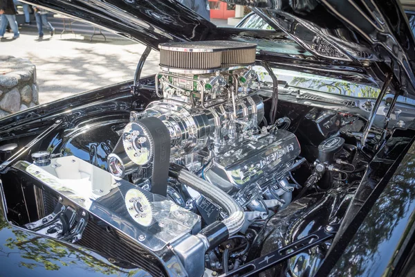 Motor de coche muscular personalizado mostrado —  Fotos de Stock