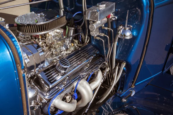 Customized muscle car engine displayed — ストック写真