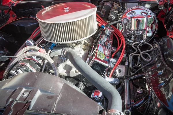 Customized muscle car engine displayed — ストック写真