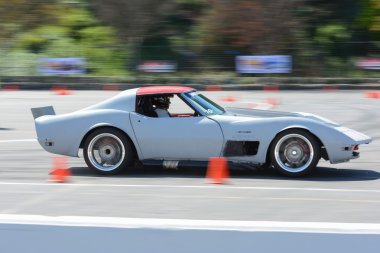 Chevrolet Corvette Stingray autocross içinde