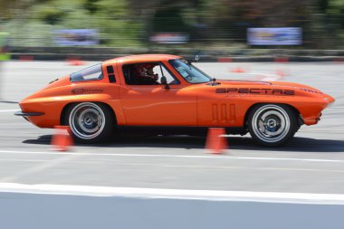 Chevrolet Corvette Stingray autocross içinde