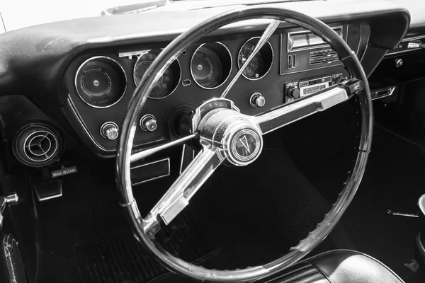 Pontiac-dashboard op detail — Stockfoto