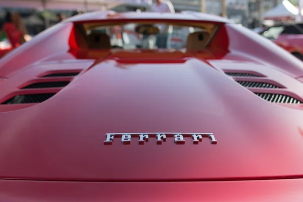 Логотип Ferrari на выставке — стоковое фото