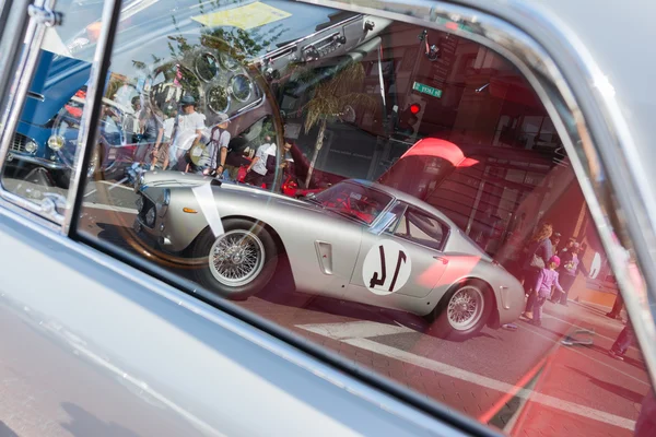 Винтажные Ferrari в отражении окна автомобиля — стоковое фото