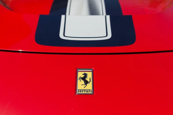 Ferrari Logo na wyświetlaczu — Zdjęcie stockowe