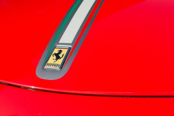 Логотип Ferrari на выставке — стоковое фото