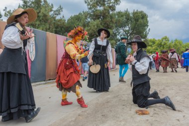 Ortaçağ kostümlü insanlar performans