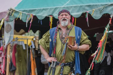 Ortaçağ kostümü şarkı ile Adam