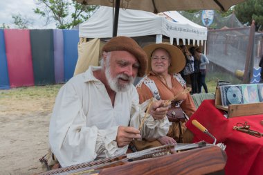 Ortaçağ enstrümanları çalan müzisyen