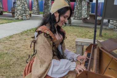 Ortaçağ enstrümanları çalan müzisyen