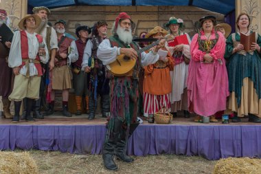 Ortaçağ kostümleri ile insanlar performans