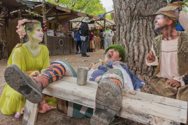 Sarhoşluğu taklit eden ortaçağ kostümlü adam