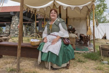 Ortaçağ kostümü giymiş bir kadın