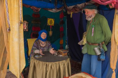 Ortaçağ kostümü giymiş katılımcılar