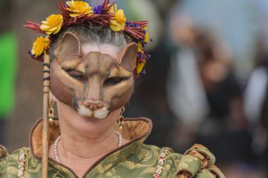 Hayvan maskesi ile katılımcı