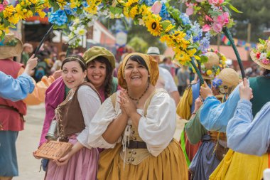 Kadınlar ortaçağ kostümleri ile