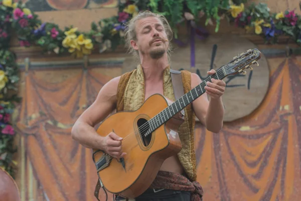 Mann mit mittelalterlicher Tracht singt und spielt Gitarre — Stockfoto