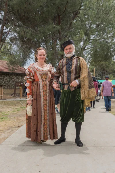 中世の衣装を着たカップル — ストック写真