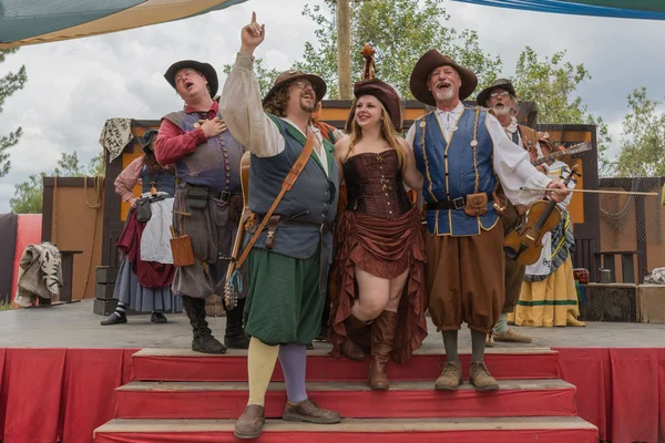 Ortaçağ kostümlü insanlar performans