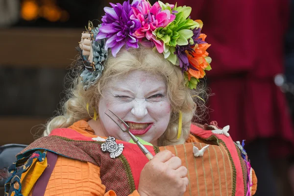 Frau mit bemaltem Gesicht und mittelalterlichem Kostüm — Stockfoto