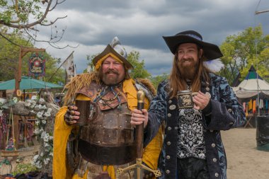 Ortaçağ kostümlü erkekler