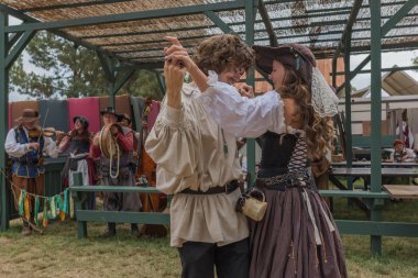 Ortaçağ kostümleri dans ile çift