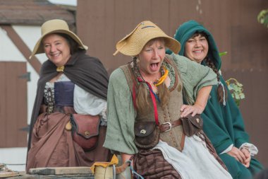 Ortaçağ kostümlü kadınlar