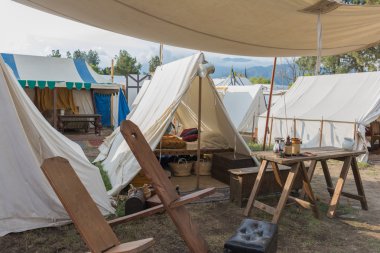 Ortaçağ kampı sergileniyor