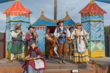 Ortaçağ kostümlü insanlar performans