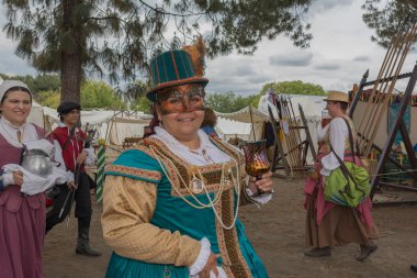 Bir kadın bir ortaçağ kostüm