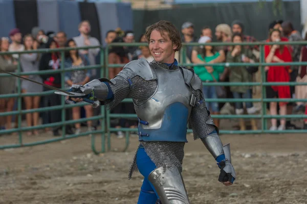 Актёр в роли средневекового рыцаря — стоковое фото