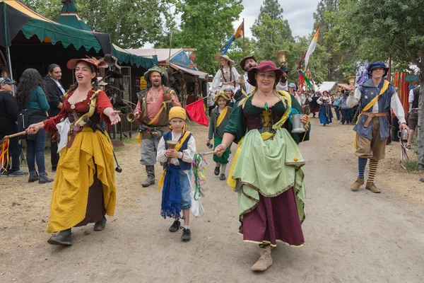 歴史的な衣装を着た人々が歩いたり歌ったりする — ストック写真