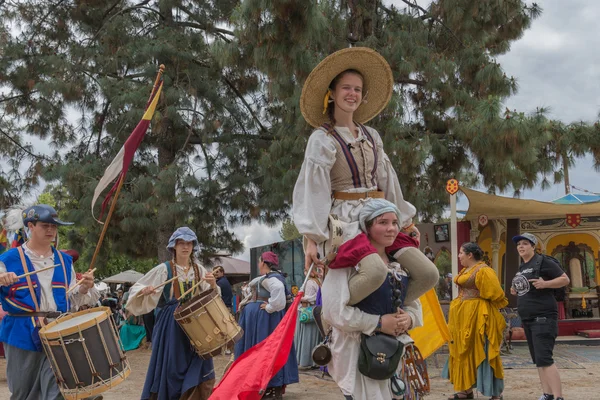 Άνθρωποι με μεσαιωνικά κοστούμια που παίζουν και τραγουδούν — Φωτογραφία Αρχείου