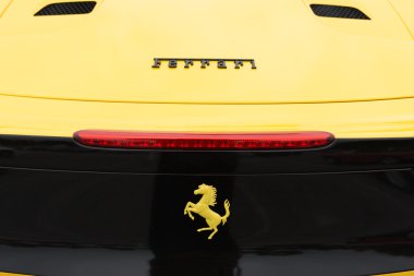 Sarı Ferrari arka vizyon