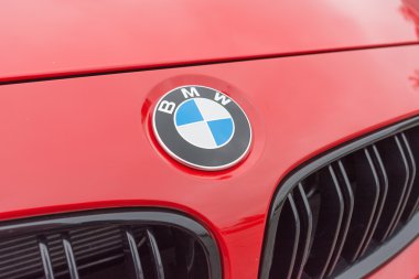 Kırmızı Bmw logo ayrıntı üzerinde