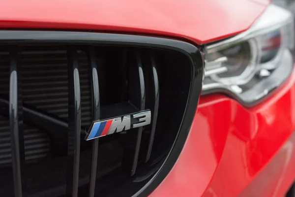 Емблема червоний Bmw M3 на деталях — стокове фото